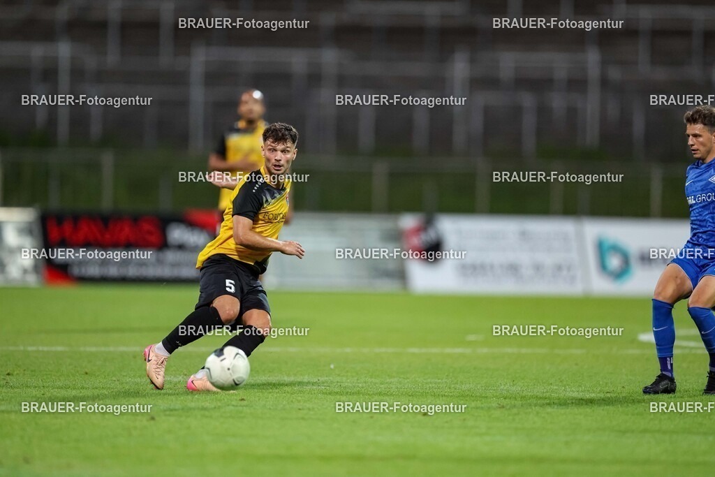 SB_KFCBAU_20250815_5674.JPG -  - KFC Uerdingen - SF Baumberg - Oberliga Niederrhein | Krefeld, Deutschland, 15.08.25: Ole Päffgen (KFC Uerdingen) in Aktion, am Ball, Einzelaktion während des Oberliga Niederrhein Spiels zwischen KFC Uerdingen - SF Baumberg in der Grotenburg Stadion am 15. August 2025 in Krefeld, Deutschland. (Foto von Stefan Brauer/Brauer-Fotoagentur)