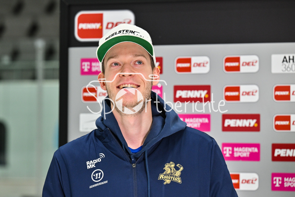 Augsburger Panther - Iserlohn Roosters | AUGSBURG, GERMANY - 06. JANUARY: Beim Interview mit MagentaSport - Maximmilian EISENMENGER (Iserlohn Roosters 41) / Einzelfoto / Freisteller vor dem Match zwischen den Augsburger Panthern und den Iserlohn Roosters am 37. Spieltag der Penny DEL im Curt Frenzel Stadion