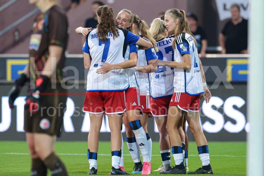 Fussball, DFB-Pokal Frauen, FC St. Pauli - Hamburger SV | v.li.: Larissa Mühlhaus (Hamburger SV, 7), Torschützin Victoria Schulz (Hamburger SV, 19) und Irma Schittek (Hamburger SV, 12) mit Torjubel, Jubel, jubeln, jubelt, optimistisch, Spielszene, Highlight, Freude über das Tor zum 0:5, DIE DFB-RICHTLINIEN UNTERSAGEN JEGLICHE NUTZUNG VON FOTOS ALS SEQUENZBILDER UND/ODER VIDEOÄHNLICHE FOTOSTRECKEN. DFB REGULATIONS PROHIBIT ANY USE OF PHOTOGRAPHS AS IMAGE SEQUENCES AND/OR QUASI-VIDEO.