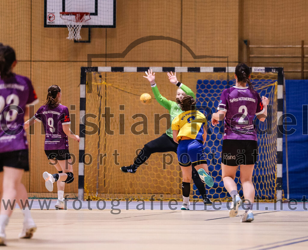 2025-02-15_037_SpVgg_Altenerding_gegen_MTV_Pfaffenhofen | Erding, Deutschland, 15.02.2025:Handball, Bezirksoberliga Frauen Altbayern 2024 / 2024, 14. Spieltag, SpVgg Altenerding gegen MTV Pfaffenhofen, Endergebnis: 27:23Julia Kranich (SpVgg Altenerding, #9), Torfrau Hanna Obermair (SpVgg Altenerding, #1), Janina Konrad (SpVgg Altenerding, #2)Foto: Christian Riedel / fotografie-riedel.net