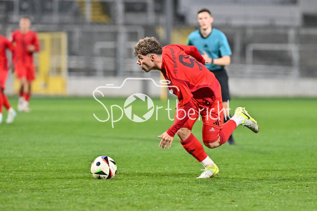 FC Bayern Amateure - SpVgg Greuther Fürth II | am Ball Maximilian WAGNER (FC Bayern München II #9) / Freisteller / Einzelfoto / Regionalliga Bayern: FC Bayern Muenchen II - SpVgg Greuther Fuerth II, Gruenwalder Stadion am am 29.10.2024