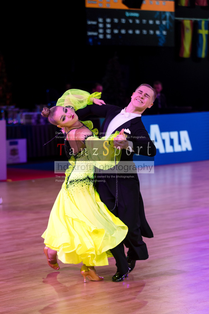 20241215_WDSF_Int_Open_Std-Riga-9341 | Tanzsportbilder, Standardtanz, Lateintanz, WDSF, DTV, LTVB, dancecomp, goc, hessen tanzt, blaues band der spree, walzer, tango, wiener walzer, slowfox, quickstepp, samba, rumba, cha-cha-cha, paso doble. jive, hd-kroft photography, turniertanzsport