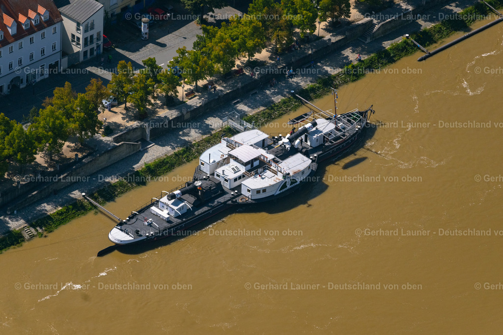 4050796 | REGENSBURG 02.09.2021 Museum- und Ausstellungs- Gebäude- Ensemble des "Donau-Schiffahrts-Museum Regensburg" auf dem Schiff an der Boots- Anlegestelle am Flussufer der Donau an der Thundorferstraße im Ortsteil Innenstadt in Regensburg im Bundesland Bayern, Deutschland. Weiterführende Informationen bei: ARBEITSKREIS - SCHIFFAHRTS-MUSEUM REGENSBURG e.V.. // Museum building ensemble of the "Donau-Schiffahrts-Museum Regensburg" on the ship at the boat dock on the banks of the Danube on Thundorferstrasse in the district Innenstadt in Regensburg in the state Bavaria, Germany. Further information at: ARBEITSKREIS - SCHIFFAHRTS-MUSEUM REGENSBURG e.V.. Foto: Gerhard Launer