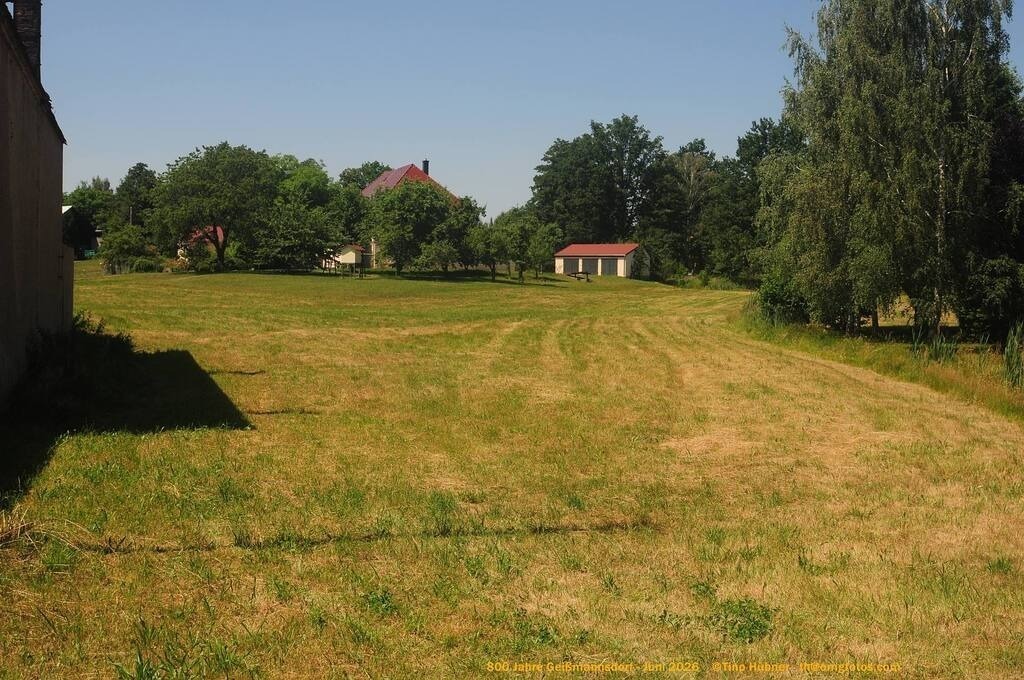 Geißmannsdorf-2026-Ortsbilder-490 | Geißmannsdorf bei Bischofswerda im Sommer 2026. Ein fotografischer Streifzug durch das Dorf Geißmannsdorf, mit Gebäuden, Straßen, Strohpuppen und geschmückten Vorgärten und Grundstücken anlässlich der 800-Jahr-Feier von Geißmannsdorf im Juni 2026 - Realisiert mit Pictrs.com