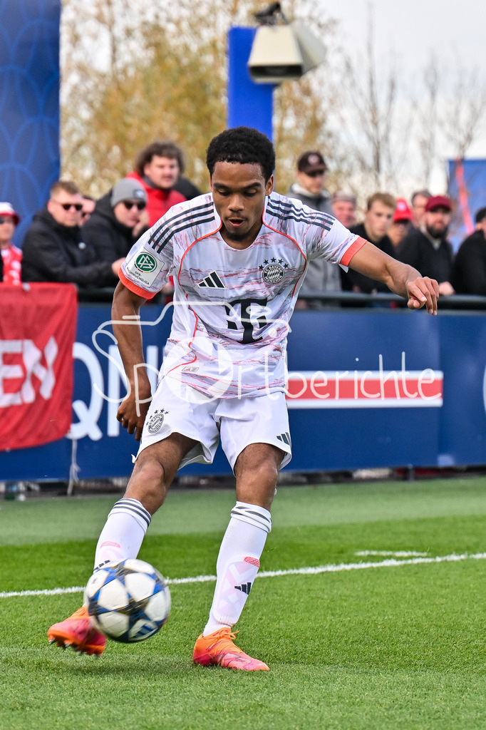 Paris Saint Germain U19 - FC Bayern München U19 | PARIS, FRANKREICH - 4. NOVEMBER: am Ball Chivano WIJKS (FCB Bayern München U19 2) beim Ligaspiel zwischen der U19 von Paris Saint Germain und der U19 des FC Bayern München am 4. Spieltag der UEFA Youth League am PSG Campus am 04.11.2025