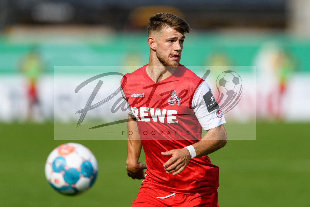 JENKOE20210808_295 | Fussball, Herren: Jan Thielmann (1. FC Koeln) schaut beim Spiel der 1. Runde im DFB-Pokal zwischen FC Carl Zeiss Jena und 1. FC Koeln im Ernst-Abbe-Sportfeld am 08.08.2021 in Jena, Deutschland.DFB / DFL REGULATIONS PROHIBIT ANY USE OF PHOTOGRAPHS AS IMAGE SEQUENCES AND/OR QUASI-VIDEO. - Realisiert mit Pictrs.com