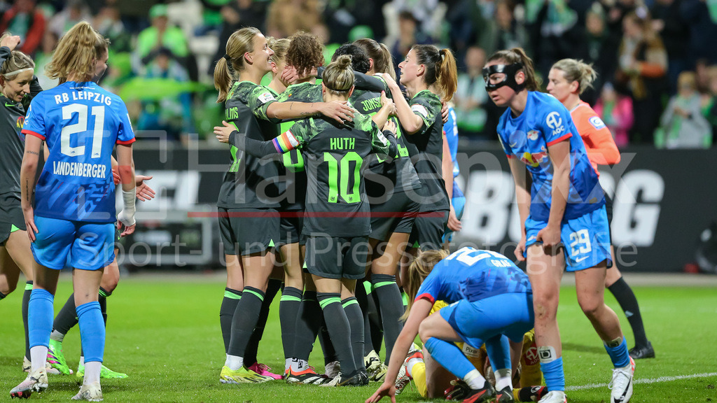 Fussball, Google Pixel Frauen-Bundesliga, VfL Wolfsburg - RB Leipzig | v.li.: woo mit Torjubel, Jubel, jubeln, jubelt, optimistisch, Spielszene, Highlight, Freude über das Tor zum 3:0, DIE DFB-RICHTLINIEN UNTERSAGEN JEGLICHE NUTZUNG VON FOTOS ALS SEQUENZBILDER UND/ODER VIDEOÄHNLICHE FOTOSTRECKEN. DFB REGULATIONS PROHIBIT ANY USE OF PHOTOGRAPHS AS IMAGE SEQUENCES AND/OR QUASI-VIDEO.