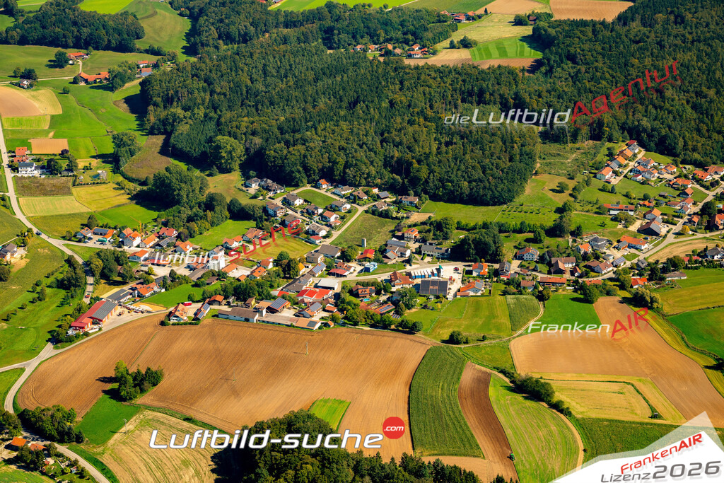 Das Luftbild zeigt : Mühlhausen Mengkofen - Die Luftaufnahme wurde 2023 vom UL-Flugzeug aus erstellt ( keine Drohne ) - Hochauflösende Luftaufnahme - Für grossformatige Ausdrucke geeignet. Die Geschenkidee !Mit Lizenz und Bildrechte bestellbar