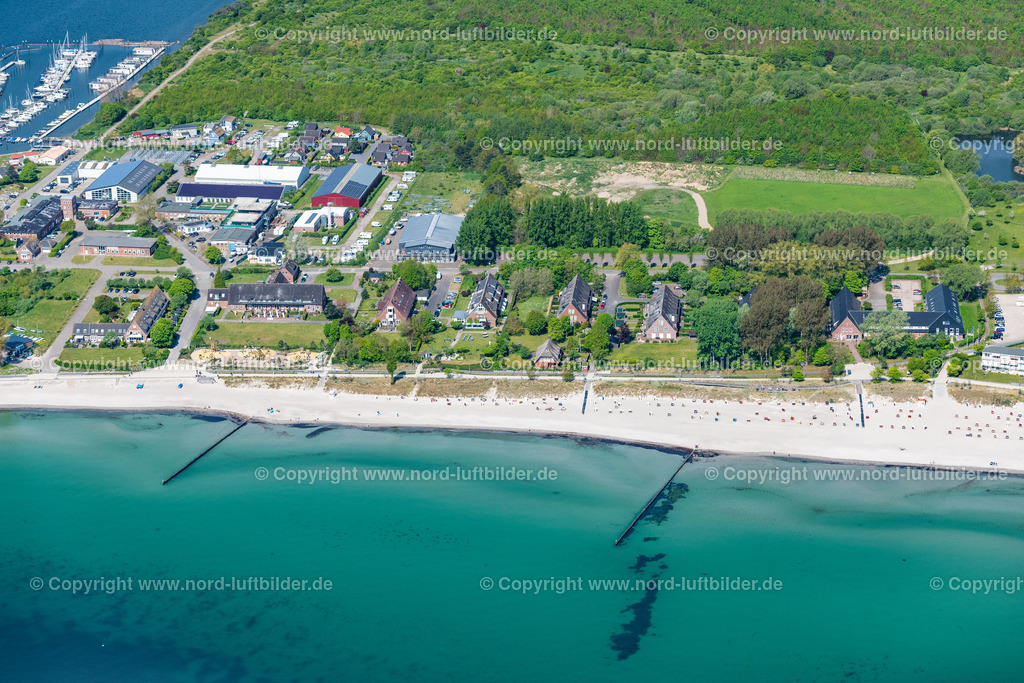 Grossenbrode_ELS_9008150522 | GROßENBRODE 15.05.2022 Ortsansicht an der Meeres-Küste der Ostsee in Großenbrode im Bundesland Schleswig-Holstein. // Townscape on the seacoast of Baltic Sea in Grossenbrode in the state Schleswig-Holstein. Foto: Martin Elsen