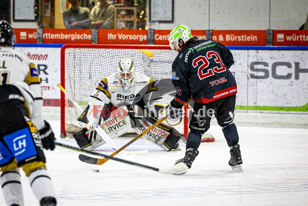 Peißenberg MINERS gegen ERSC Amberg | Eishockey Bayernliga 2025/26 Vorrunde 18. Spieltag, Peißenberg MINERS gegen ERSC Amberg, 20251212,Dejan VOGL (MINERS 23) vor dem Tor,2025-12-12 in Peißenberg (flatbuy Arena Peißenberg), Dejan VOGL (MINERS 23)Copyright: WolfgangxLindner www.foto-lindner.de