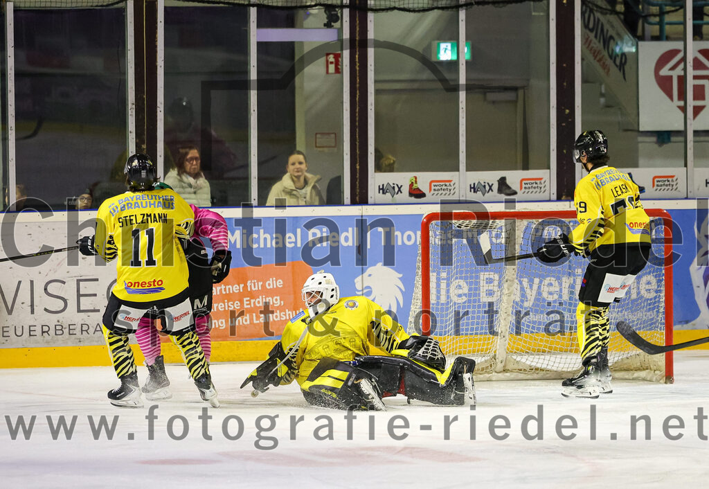 2025-10-10_053_TSV_Erding_gegen_onesto_Tigers_Bayreuth | Erding, Deutschland, 10.10.2025:Eishockey, Oberliga Süd 2025 / 2026, 7. Spieltag, TSV Erding gegen onesto Tigers Bayreuth, Endergebnis: 2:5Lars Stelzmann (onesto Tigers Bayreuth, #11), Torwart Maximilian Meier (onesto Tigers Bayreuth, #30)Foto: Christian Riedel / fotografie-riedel.net