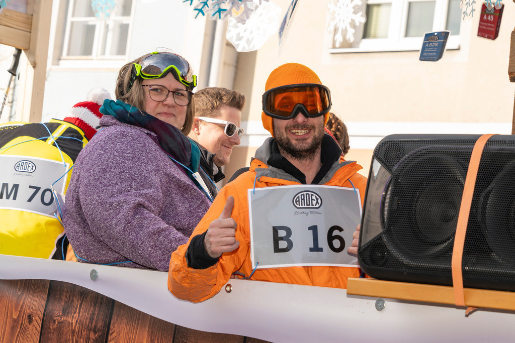 Umzug2025-106_9029 | Fotostrecke: FASCHINGSUMZUG 2025 in Loosdorf. 22 Masken(gruppen)-Teilnehmer: Loosdorfer Vereine, Wirtschaftstreibende, Gemeindeabordnungen sowie Kreditinstitute. rund 700 Besucher entlang der Hauptstrasse. Veranstaltungs-Sicherung durch Mannschaft der FF-Loosdorf mit schwerem Gerät. Maskenprämierung am EKZ-Platz durch Bgm. Thomas Vasku in den Kategorien: Bester Festwagen (Fa. gkonzept-Groissenberger; Beste Personengruppe-ASK-Loosdorf; Beste Einzelperson; Weiteste Anreise-FF Schollach;