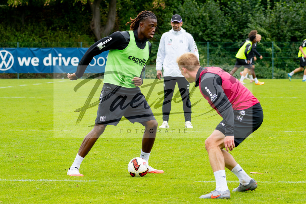 20260909_TRAOSN_0320 | Fußball, Herren: Elias Bakatukanda (VfL Osnabrück) in Aktion, am Ball, Einzelaktion beim Training des VfL Osnabrück am 09.09.2026 im Sportpark Illoshöhe in Osnabrück, Deutschland.(Foto von Nico Paetzel) - Realisiert mit Pictrs.com