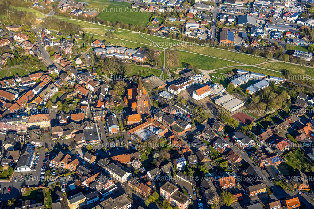 Olfen250405785 | Luftbild, City mit kath. Kirche St. Vitus und Wieschhofschule Grundschule, Altenheim Wasserburg, St. Vitus Stift GmbH Seniorenheim, Olfen-Stadt, Olfen, Münsterland, Nordrhein-Westfalen, Deutschland
