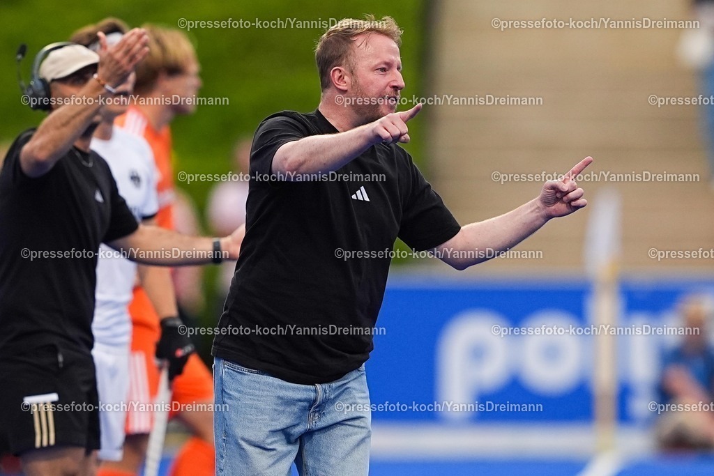 xydrx16082503054 | 16.08.2025, xydrx, Herren EuroHockey Championship 2025, Finale, Niederlande - Deutschland, Sparkassenpark Mönchengladbach: Andre Henning (Cheftrainer Deutsche Nationalmannschaft)