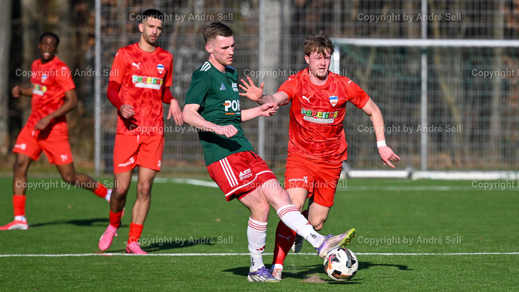 Inter Türkspor Kiel vs. MTSV Hohenwestedt | Tom Schmidtke (Inter #61) vs Felix Ploog (MTSV #33) / Fußball-Oberliga Männer 2025/2026 / Inter Türkspor Kiel vs. MTSV Hohenwestedt / Hans-Mohr-Sportplatz / Kiel / 22.03.26 - Realisiert mit Pictrs.com