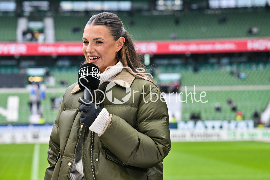 SV Werder Bremen - FC Bayern München | BREMEN, GERMANY - 14. FEBRUARY: im Bild Laura WONTORRA mit DAZN Mikrophon in der Hand / Einzelfoto / Freisteller vor dem Spiel zwischen dem FC Bayern München und RB Leipzig beim Viertelfinale des DFB-Pokales in der Allianz Arena / DFL REGULATIONS PROHIBIT ANY USE OF PHOTOGRAPHS AS IMAGE SEQUENCES AND/OR QUASI-VIDEO