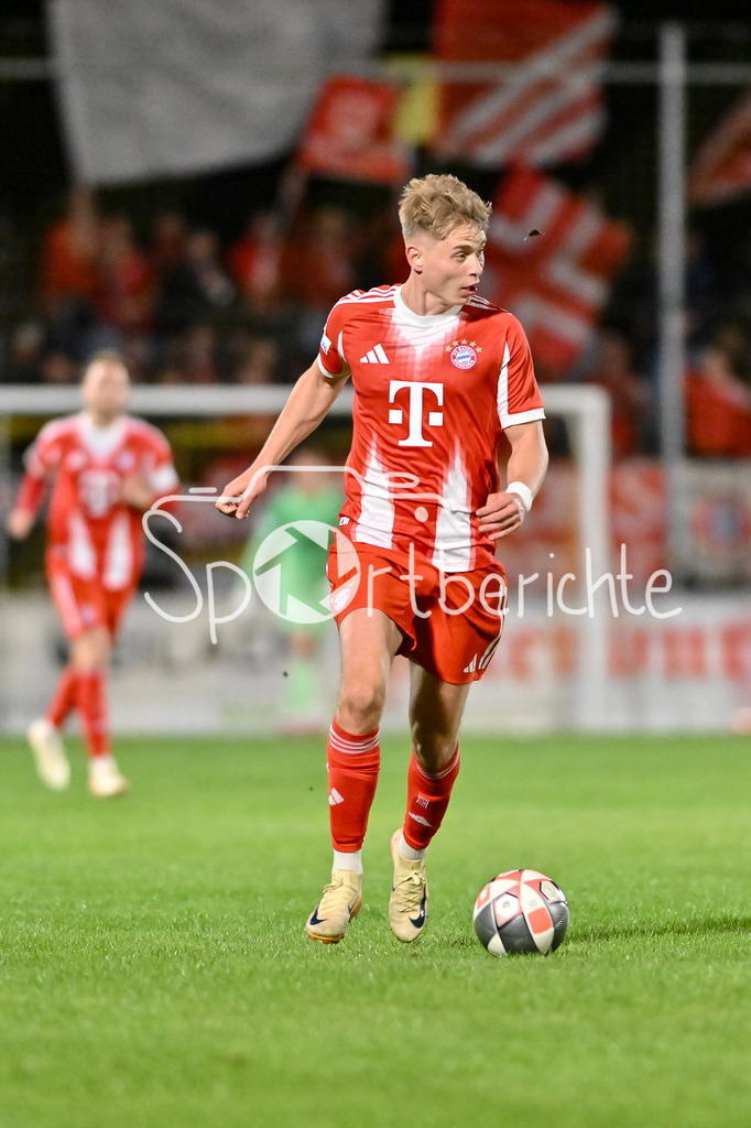 DJK Vilzing - FC Bayern Amateure | am Ball Anton HEINZ (FC Bayern Muenchen II 9) / Einzelfoto / Freisteller / Regionalliga Bayern: DJK Vilzing - FC Bayern Amateure; Manfred-Zollner Stadion am 23.09.2025