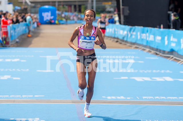 20250427-NSZ_3268 | Zieleinlauf Miriam Dattke (Nr.F3,GER) auf Platz 3DEU, Düsseldorf, 27.04.2025 Uniper Düsseldorf Marathon 2025 - Realisiert mit Pictrs.com