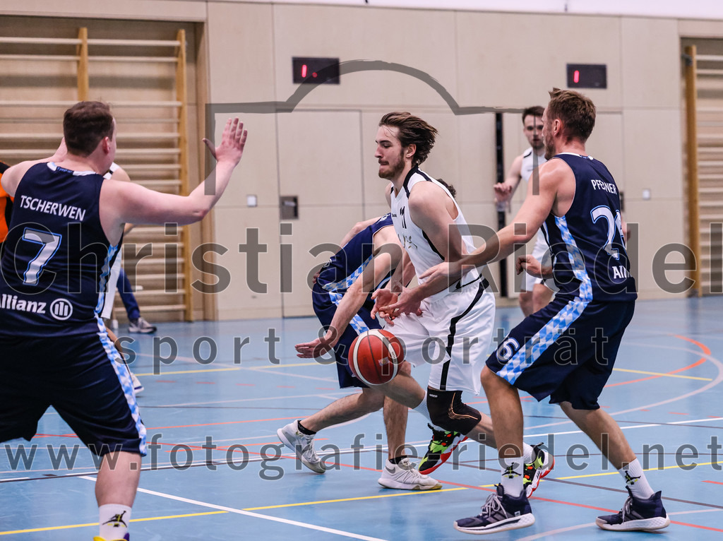 2022-04-03_095_TSV_Vaterstetten_gegen_SV_Weissblau-Allianz_Muenchen | Vaterstetten, Deutschland, 03.04.2022:
Basketball, Bezirksoberliga Herren 2021 / 2022, 14. Spieltag, TSV Vaterstetten gegen SV Weißblau-Allianz München, Endergebnis: 86:54

Maximilian Tscherwen (SV Weißblau-Allianz München, #7), Finn Liebig (TSV Vaterstetten, #11), Rene Pferner (SV Weißblau-Allianz München, #26)

Foto: Christian Riedel / fotografie-riedel.net