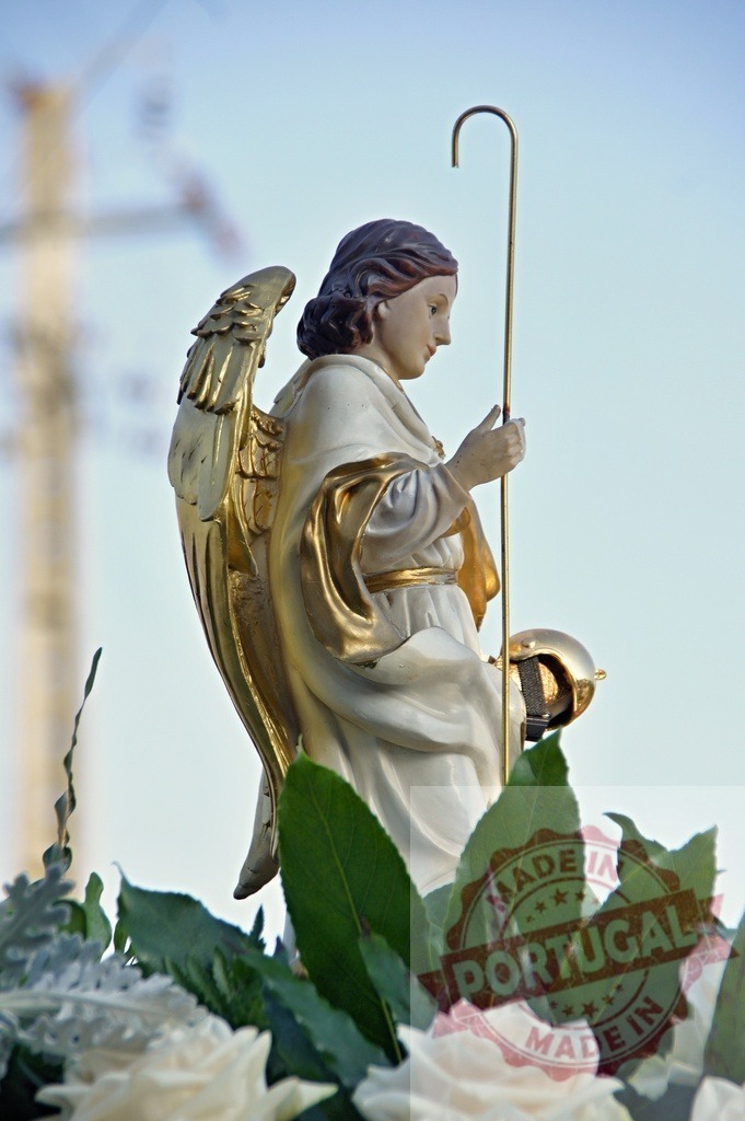 Statue of angel holding staff and globe during religious celebration | Procession 15.08.2025 - Assumption Day - Paco de Sousa, Portugal Statue of angel with gold wings holding staff and globe during religious celebration, adorned with white roses - Realized with Pictrs.com