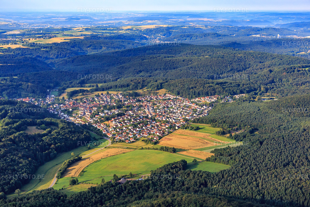 Luftbild: Dorfansicht im Lambsbachtal aus Norden in Bechhofen im Bundesland Rheinland-Pfalz in Deutschland. Foto: IMG_091928.jpg vom 16.07.2016 durch Werner Riehm/FLY-FOTO.de