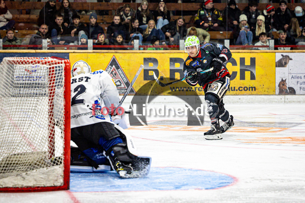 Peißenberg MINERS gegen HC Landsberg RIVER KINGS | Eishockey Bayernliga 2025/26 Vorrunde 4. Spieltag, Peißenberg MINERS gegen HC Landsberg RIVER KINGS, 20251024,Schuss aufs Tor Valentin HÖRNDL (MINERS 18),2025-10-24 in Peißenberg (flatbuy Arena Peißenberg), Moritz BORST (RIVERKINGS Goali 32), Valentin HÖRNDL (MINERS 18)Copyright: WolfgangxLindner www.foto-lindner.de