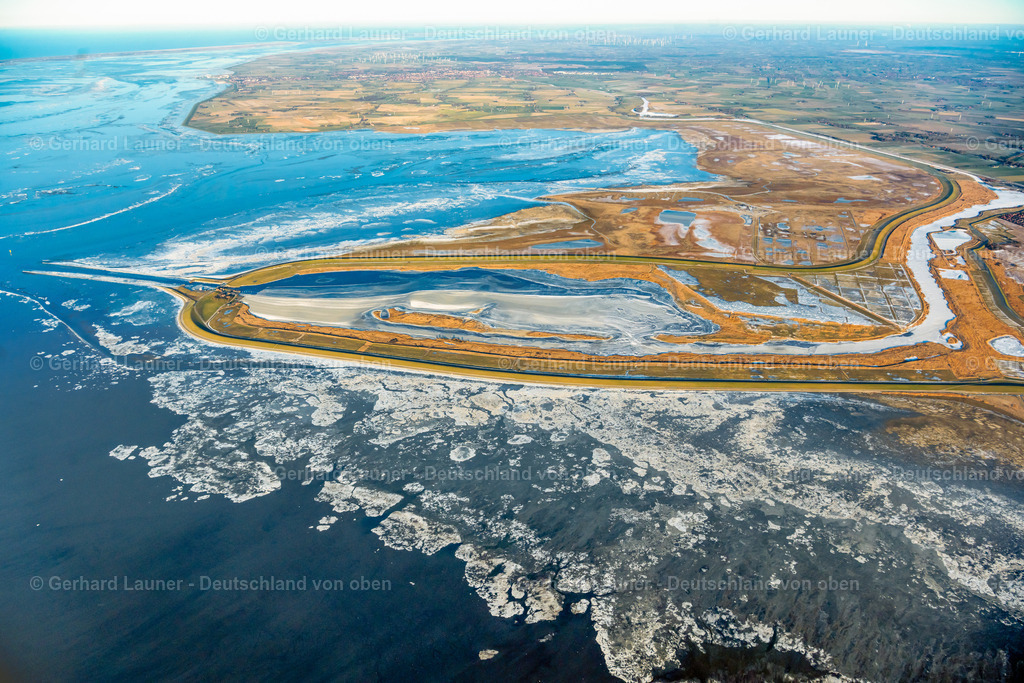 4044093 | Naturschutzgebiet Leyhörner Sieltief Nordseeküste bei KRUMMHöRN 13.02.2021 Winterlich schneebedeckte Rückhaltebecken und Wasserspeicher " Speicherbecken Leyhörn " in Krummhörn im Bundesland Niedersachsen, Deutschland. // Wintry snowy retention basin and water storage Leyhoern in Krummhoern in the state Lower Saxony, Germany. Foto: Gerhard Launer