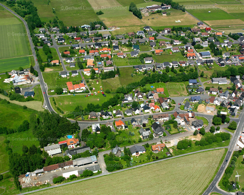 2611046 | MADEMüHLEN 09.06.2006 Landwirtschaftliche Nutzflächen und Feldgrenzen  umsäumen das Siedlungsgebiet des Dorfes in Mademühlen im Bundesland Hessen, Deutschland // Agricultural land and field boundaries surround the settlement area of the village  in Mademühlen in the state Hesse, Germany Foto: Gerhard Launer