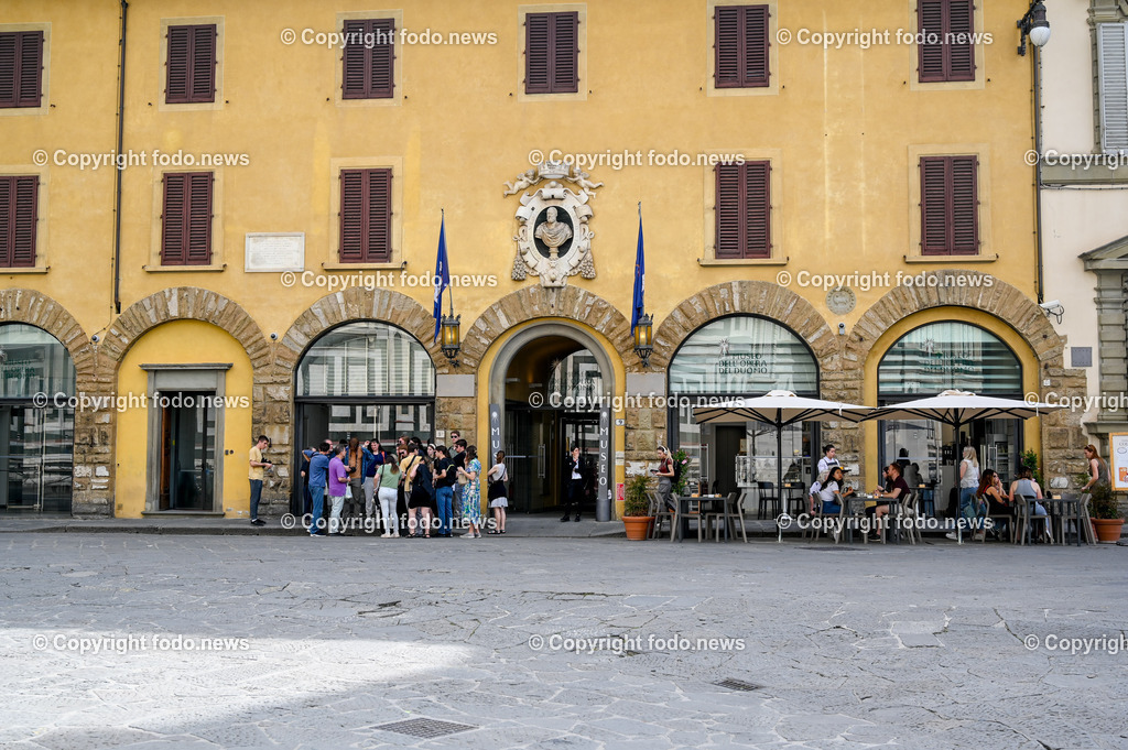 Italien_ Toscana_ Florenz_ 30.05.2024-260 | 30.05.2024, Italien, ITA, Toskana, Florenz im Bild Stadtansichten, Gebäude, Architektur, Touristen, Historisch, Souvenir, Altstadt, Museum, Statuen, Skulpturen, Piazza della Signoria, Statue David, Palazzo Vecchio, Neptunbrunnen, Piazza della Repubblica, Ponte Vecchio, Brücke, Uffizien, Kathedrale Santa Maria del Fiore, Arno, Fluß


Florenz, Firenze, ist eine italienische Großstadt. Nach Einwohnern ist sie die achtgrößte Stadt Italiens. Florenz ist die Hauptstadt sowie größte Stadt der Region Toskana und der Metropolitanstadt Florenz, in der etwa eine Million Menschen leben. Florenz ist für seine Geschichte berühmt. Leonardo da Vinci verbrachte große Teile seiner Jugend in Florenz, Michelangelo fand Unterschlupf in der Kirche der Medici, Galileo Galilei wohnte als Hofmathematiker in den Palästen der Medici. Von 1865 bis 1871 war die Stadt die Hauptstadt des neu gegründeten Königreichs Italien. Das historische Zentrum von Florenz zieht Jahr für Jahr Millionen von Touristen an. Die historische Innenstadt wurde von der UNESCO im Jahre 1982 zum Weltkulturerbe erklärt. 
Quelle: Wikipedia
