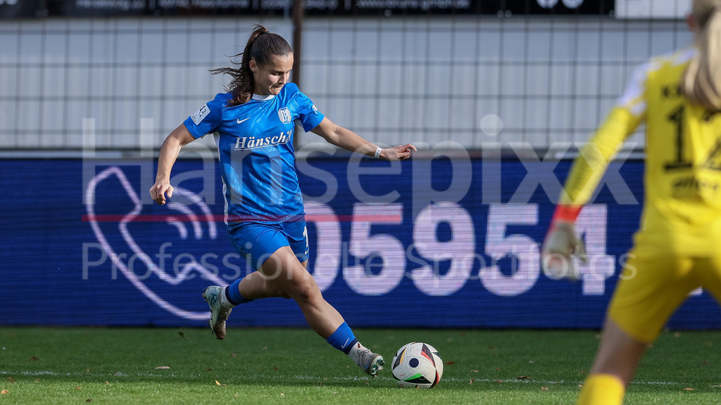 Fussball, 2. Frauen-Bundesliga, SV Meppen - FSV Gütersloh 2009 | v.li.: Sarah Preuß (Preuss, SV Meppen, 11) am Ball, Einzelbild, Ganzkörper, Aktion, Action, Spielszene, DIE DFB-RICHTLINIEN UNTERSAGEN JEGLICHE NUTZUNG VON FOTOS ALS SEQUENZBILDER UND/ODER VIDEOÄHNLICHE FOTOSTRECKEN. DFB REGULATIONS PROHIBIT ANY USE OF PHOTOGRAPHS AS IMAGE SEQUENCES AND/OR QUASI-VIDEO.
