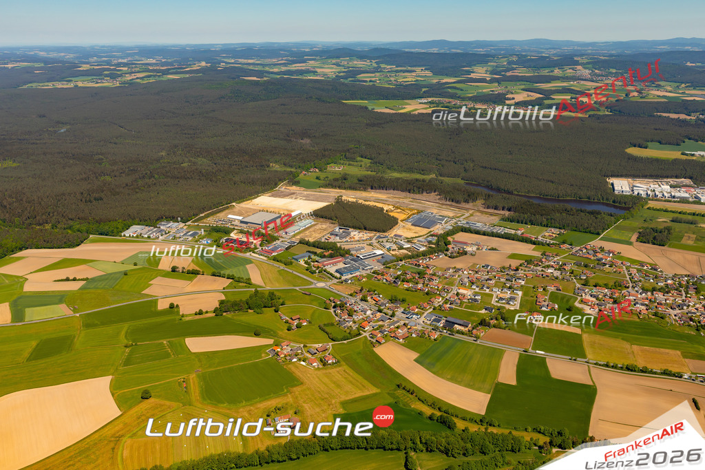 Das Luftbild zeigt : Mittelkreith Roding - Die Luftaufnahme wurde 2024 vom UL-Flugzeug aus erstellt ( keine Drohne ) - Hochauflösende Luftaufnahme - Für grossformatige Ausdrucke geeignet. Die Geschenkidee !Mit Lizenz und Bildrechte bestellbar