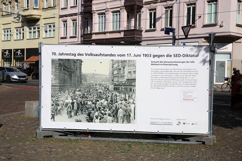 Volksaufstand - 17. Juni 1953 - Informationstafel am Peterssteinweg | Entdecke über 20 Kategorien Leipzig-Motive: Foto-Downloads, hochwertige Poster, Leinwand- & Fine-Art-Prints. Jetzt Lieblingsfoto im Bildlexikon Leipzig Shop bestellen!