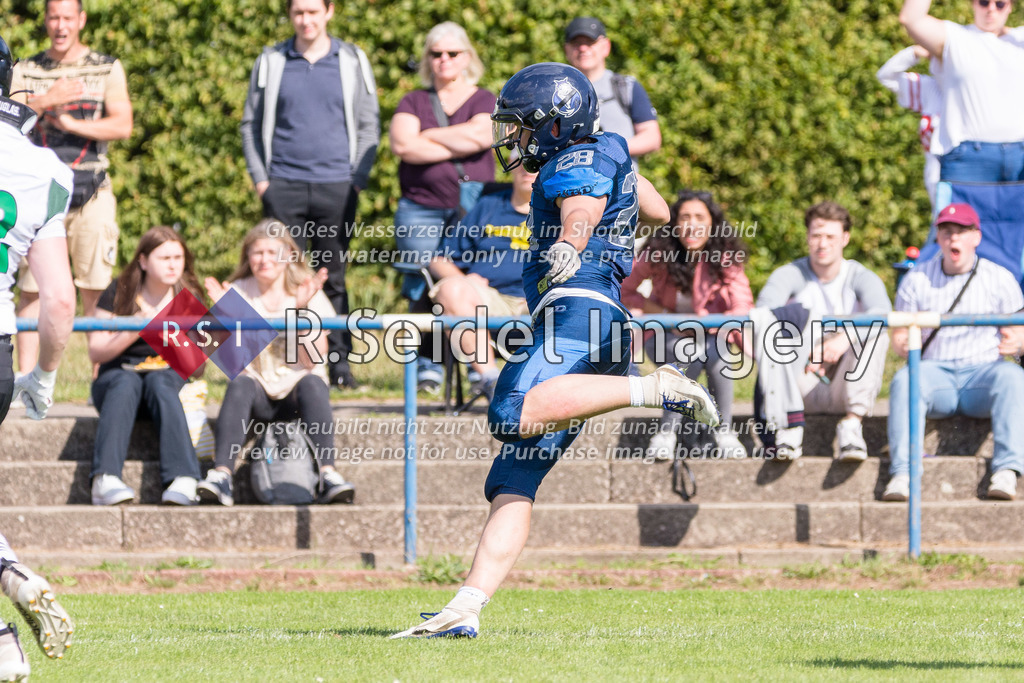 American Football, Saison 2022, Regionalliga Nord, Hamburg Blue Devils - Oldenburg Knights, Dr.-Hermann-Schnell-Sportplatz (Hamburg), 06.08.2022, 07. Gameweek | Marius Fiedler (#28, Blue Devils, RB)