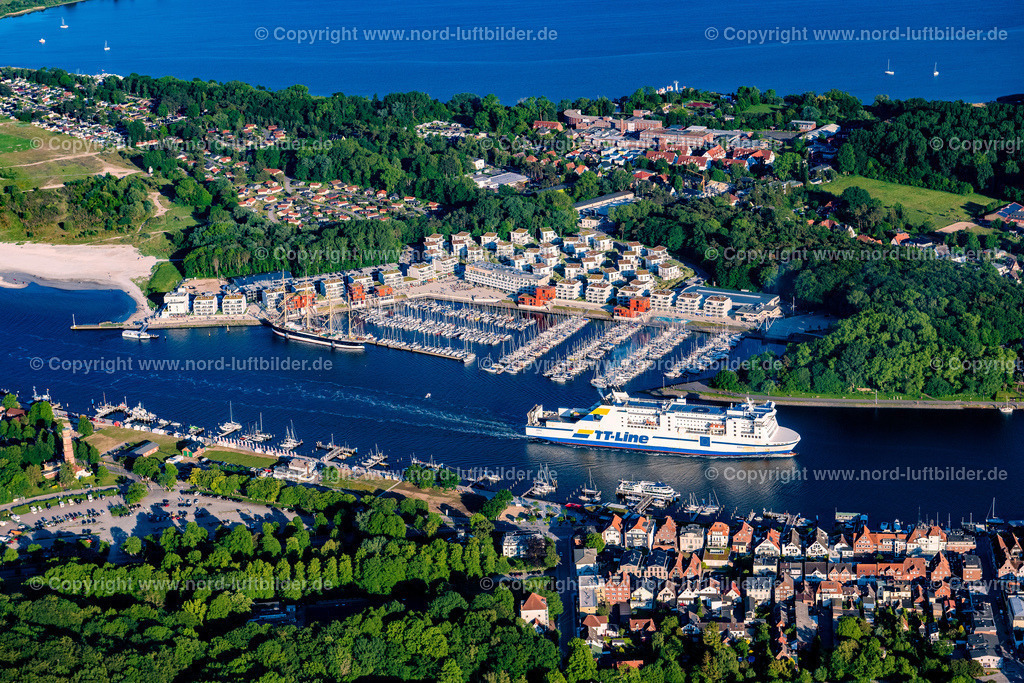 Travemünde_ELS_8285030622 | TRAVEMüNDE 03.06.2022 Fahrt eines Fähr- Schiffes der TT-Line auf der Trave in Travemünde an der Ostseeküste im Bundesland Schleswig-Holstein, Deutschland. Weiterführende Informationen bei: TT-Line GmbH & Co. KG. // Ride a ferry ship der TT-Line auf of Trave in Travemuende at the baltic coast in the state Schleswig-Holstein, Germany. Further information at: TT-Line GmbH & Co. KG. Foto: Martin Elsen