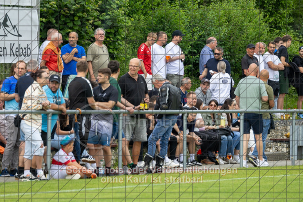 20250616_182254_0018 | #,  TV Eybach (weiß) vs. 1.FC Donzdorf II (rot), Fussball, Entscheidungsspiel 3 in Kreisliga A3 - Bezirk Neckar/Fils, Saison 2024/2025, Rasensportplatz, Staufenecker Str. 41, 73084 Salach, 16.06.2025 - 18:30 Uhr,Foto: PhotoPeet-Sportfotografie/Peter Harich