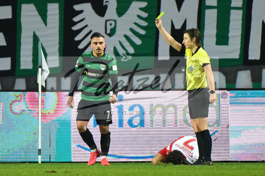 20200214_SCPFWK_0053 | Fussball, Herren: Seref Oezcan (SC Preussen Muenster) sieht die gelbe Karte von Schiedsrichterin Katrin Rafalski waehrend des Spiels der 3. Liga zwischen SC Preussen Muenster und FC Wuerzburger Kickers im Preussenstadion am 14.02.2020 in Muenster, Deutschland.DFB / DFL REGULATIONS PROHIBIT ANY USE OF PHOTOGRAPHS AS IMAGE SEQUENCES AND/OR QUASI-VIDEO. - Realisiert mit Pictrs.com