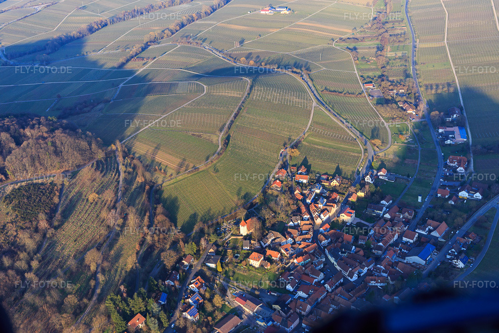 Luftbild: Martinskirche und Sonnenbergstr in Leinsweiler im Bundesland Rheinland-Pfalz in Deutschland. Foto: IMG_105115.jpg vom 24.03.2018 durch Werner Riehm/FLY-FOTO.de