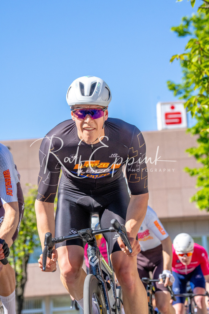 Spurt in den Mai 2026 - Großer Preis der Sparkasse Neuss | Annual one-day road cycling race "Großer Preis der Sparkasse Neuss" held in Büttgen, Germany, organized by VfR Büttgen 1912 e.V. The event features multiple races across all age categories from U11 youth to Elite men. - Realisiert mit Pictrs.com