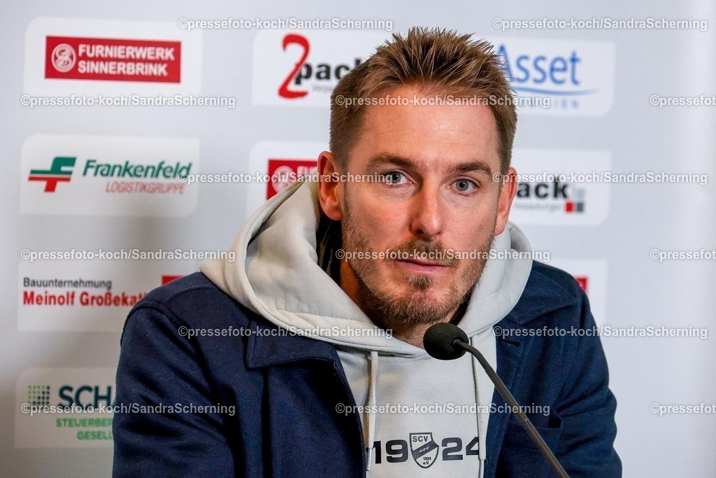 xSSCx08112501141 | 08.11.2025, xsscx, Fuﬂball 3. Liga, SC Verl - FC Erzgebirge Aue, 14. Spieltag, Sportclub Arena, Saison 2025 2026: Tobias Strobl (Cheftrainer SC Verl) DFB regulations prohibit any use of photographs as image sequences and or quasi-video.
