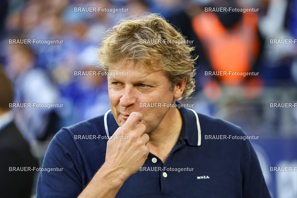 1_S04BER_20250801_0397.JPG -  - FC Schalke 04 - Hertha BSC Berlin - 2. Bundesliga | Gelsenkirchen, Deutschland, 01.08.25: Direktor Profifussball Youri Mulder (FC Schalke 04) schaut waehrend des Spiels der 2. Bundesliga zwischen FC Schalke 04 - Hertha BSC Berlin in der Veltins-Arena am 01. August 2025 in Gelsenkirchen, Deutschland. (Foto von Stefan Brauer/Brauer-Fotoagentur)DFB/DFL REGULATIONS PROHIBIT ANY USE OF PHOTOGRAPHS AS IMAGE SEQUENCES AND/OR QUASI-VIDEO.