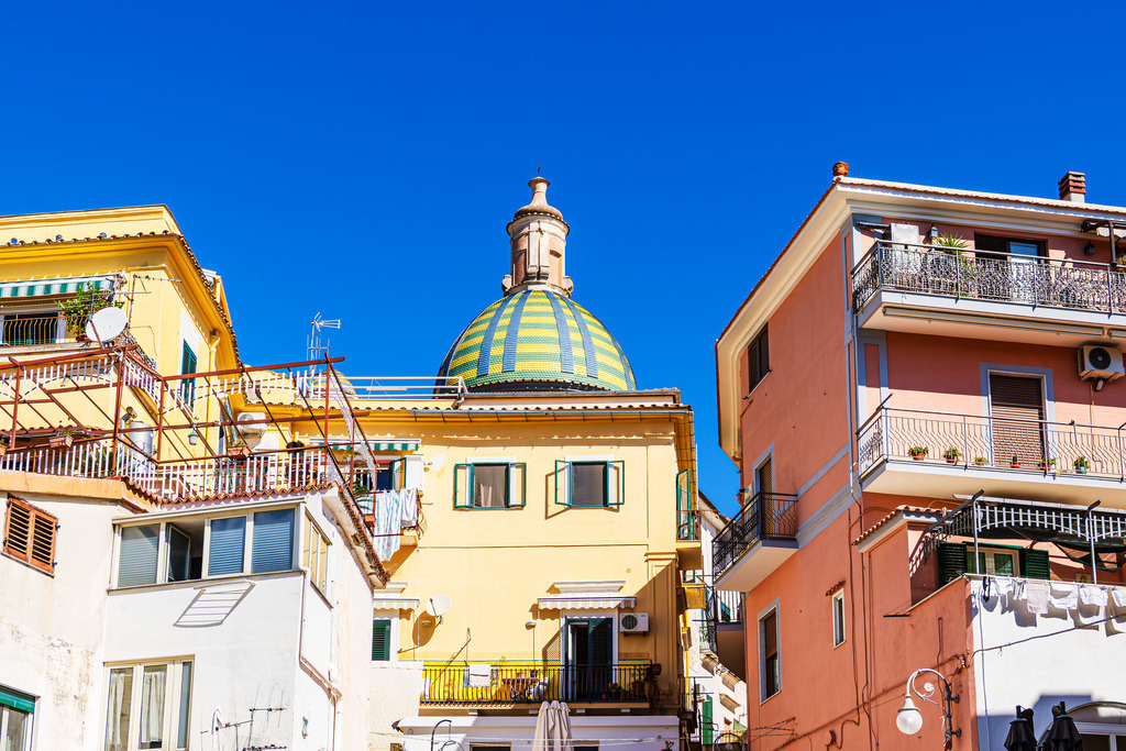 Dom San Giovanni Battista und Häuser in der Stadt Vietri sul Mare an der Amalfiküste in Italien | Dom San Giovanni Battista und Häuser in der Stadt Vietri sul Mare an der Amalfiküste in Italien.