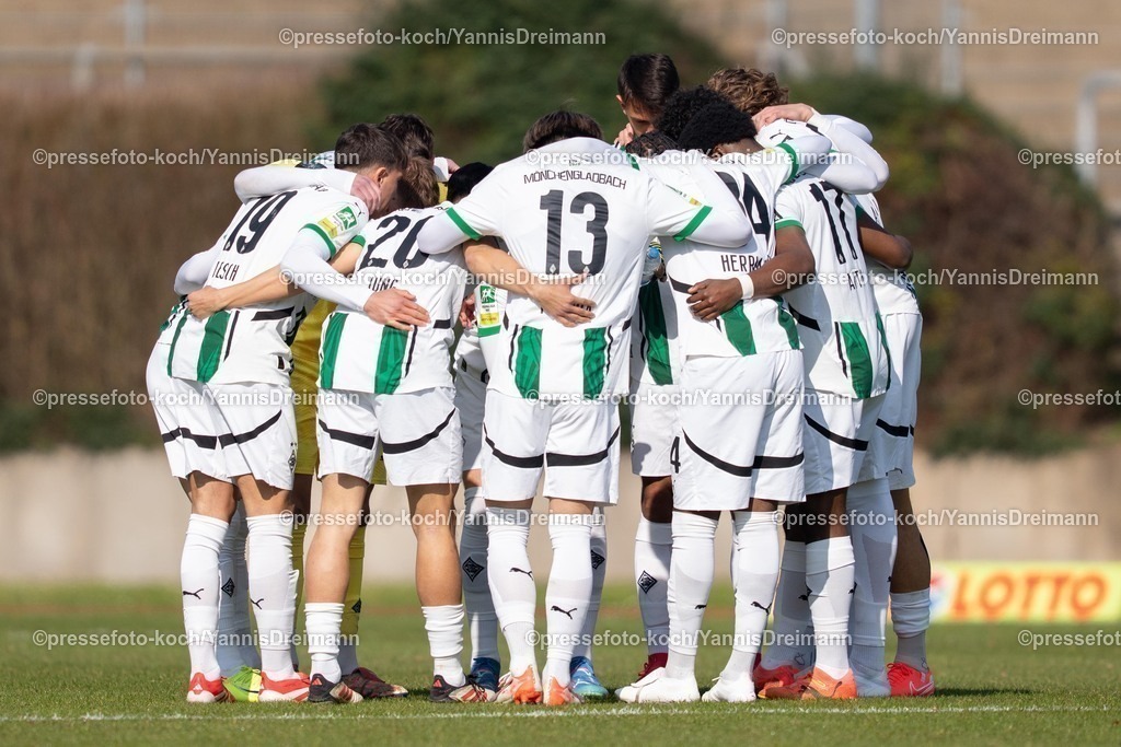 xYDR15032501035 | 15.03.2025, xydrx, Fußball, Borussia Mönchengladbach II (U23) - 1.FC Bocholt, Regionalliga West, Grenzlandstadion:  Spieler von Borussia Moenchengladbach stehen im Kreis vor dem Spielbeginn