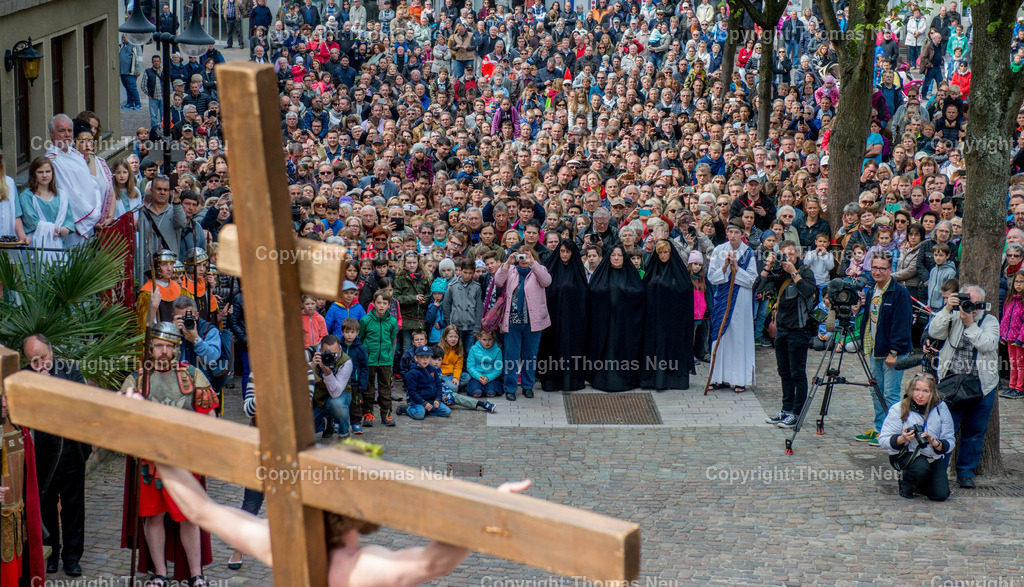 Passionspiel20 | Karfreitagsprozession der italienischen Gemeinde in der Bensheimer Innenstadt, Jesusdarsteller ist Julian Laux, Bild: Thomas Neu