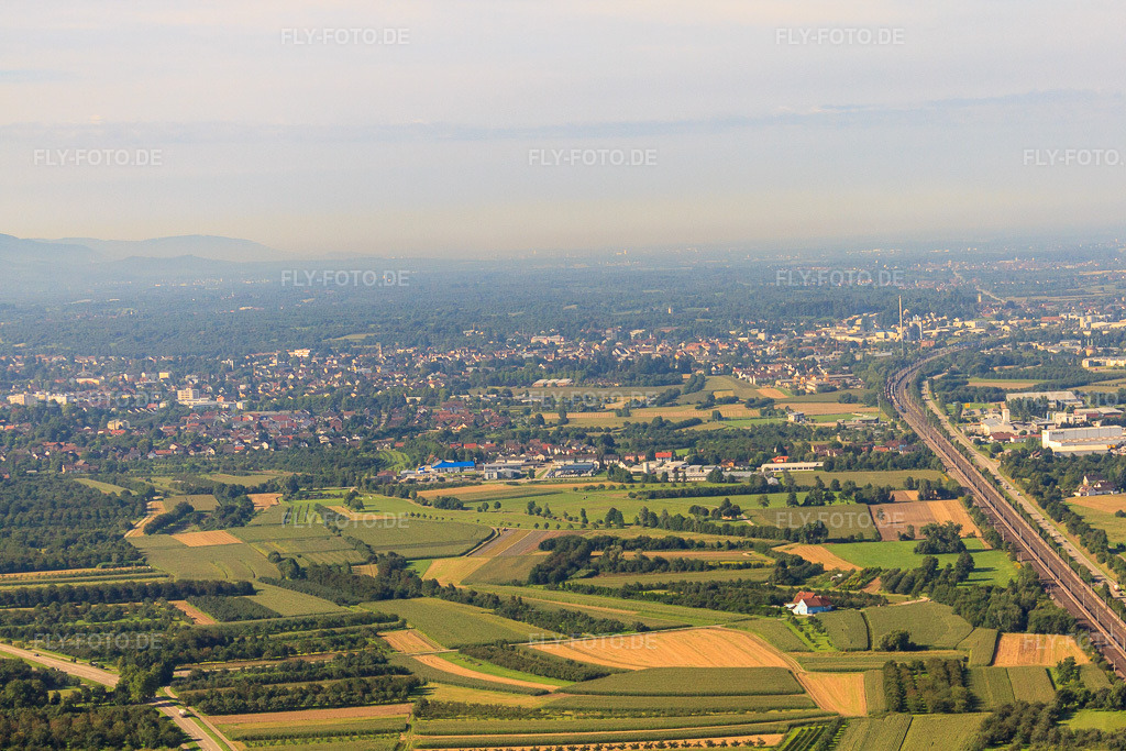 Luftbild: Ortsansicht von Norden in Sasbach im Bundesland Baden-Württemberg in Deutschland. Foto: IMG_31734.jpg vom 20.08.2010 durch Werner Riehm/FLY-FOTO.de