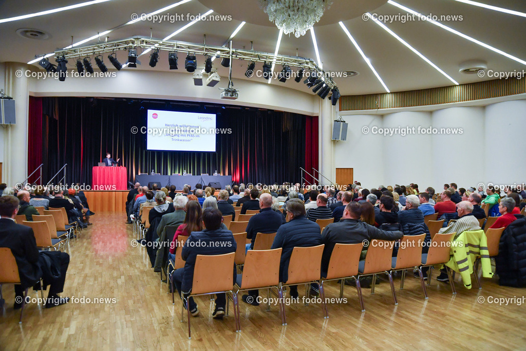Leonding_ Infoabend Umgang mit PFAS im Trinkwasser_ 13.02.2023-7 | 13.02.2023, Leonding, AUT, Infoabend Umgang mit PFAS im Trinkwasser, im Bild Besucher des Infoabend aus Leonding und Pasching, LR Stefan Kaineder (Die Gruenen)