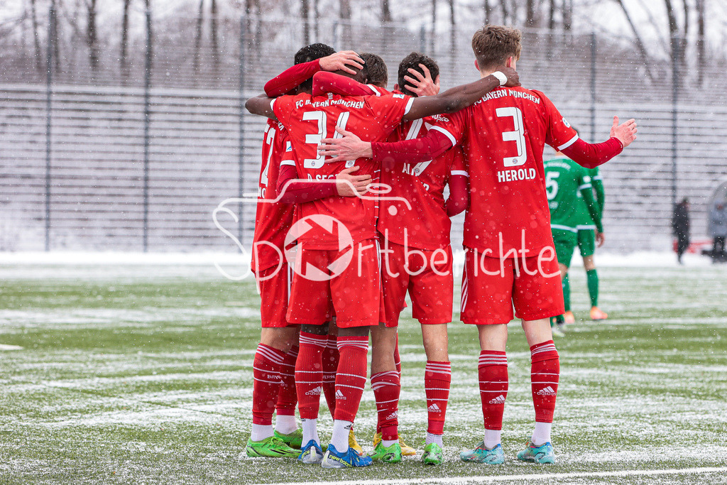 FC Bayern Amateure - VfB Eichstätt | Jubel der Bayern nach dem Treffer zum 1-0 durch Desire Segbe AZANKPO (FCB #34)