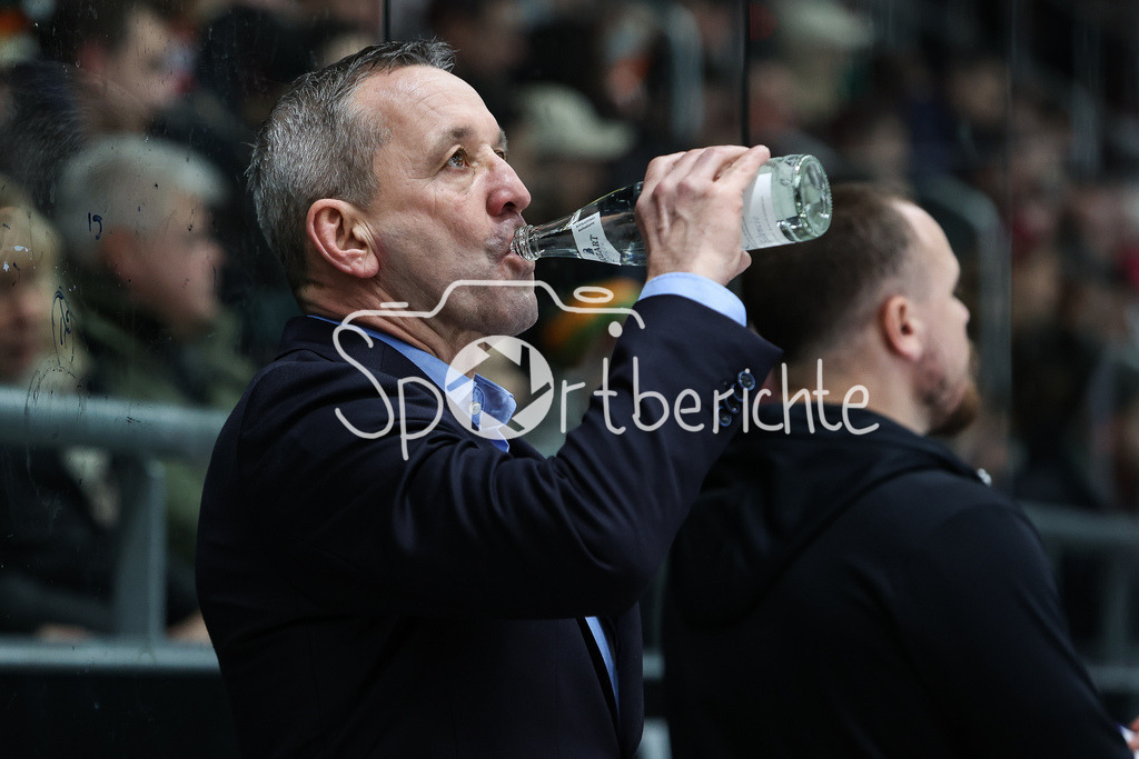 Augsburger Panther - Fischtown Pinguins | Bremerhaven Trainer Thomas POPIESCH in Aktion