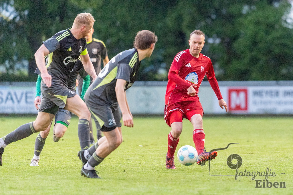 SV Eintracht Wiefelstede-TSV Abbehausen | Bezirksliga Herren; SV Eintracht Wiefelstede (rot)-TSV Abbehausen (grau) am 13.05.2026 in Wiefelstede (Sportanlage), Photo: Philip Eiben 2026 - Realisiert mit Pictrs.com