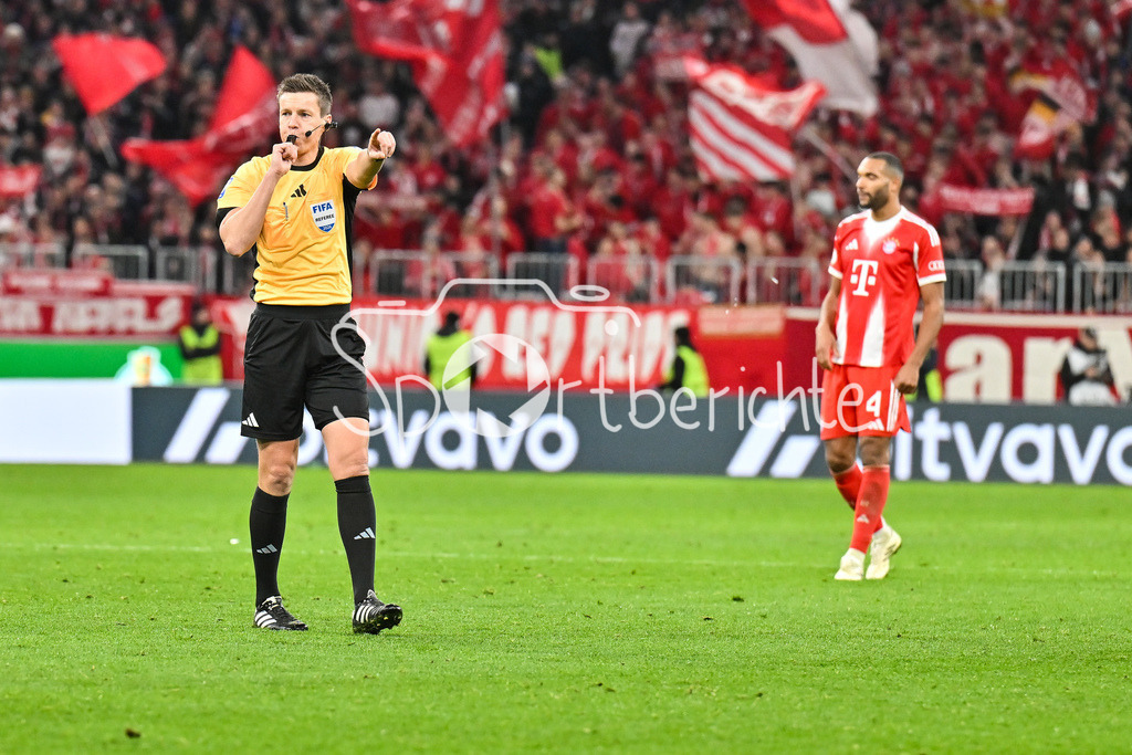 FC Bayern München - RB Leipzig | MUNICH, GERMANY - 11. FEBRUARY: im Bild Schiedsrichter Daniel SIEBERT / Einzelfoto / Freisteller während dem Spiel zwischen dem FC Bayern München und RB Leipzig beim Viertelfinale des DFB-Pokales in der Allianz Arena